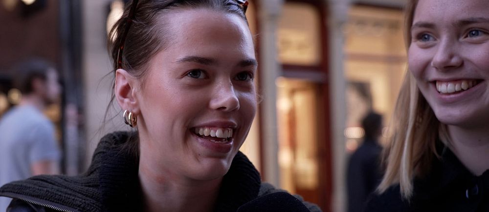 Personer intervjuas av SVT på stadsgata.