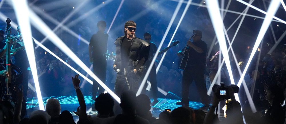 Peso Pluma under uppträdande på MTV Video Music Awards.