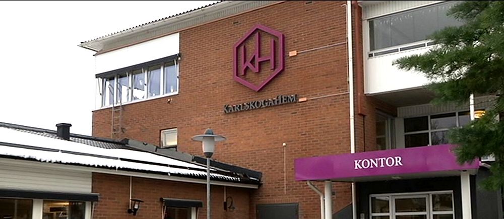 Fasad till byggnad i röd tegel med skylt för ”Karlskogahem”