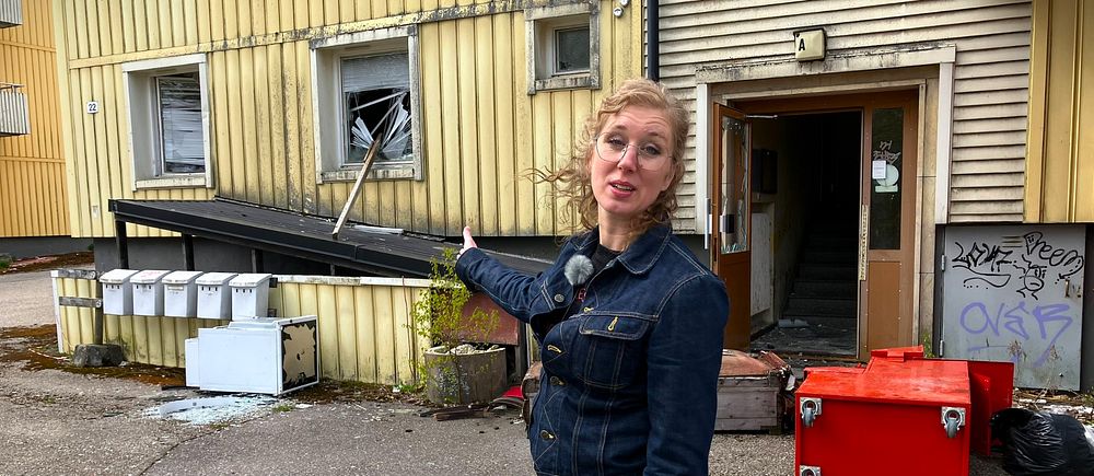 Elin Hector framför ödehusen i Ställdalen i Ljusnarsbergs kommun