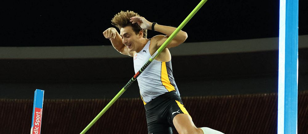 Stavhopparen Armand Duplantis flyger över ribban.