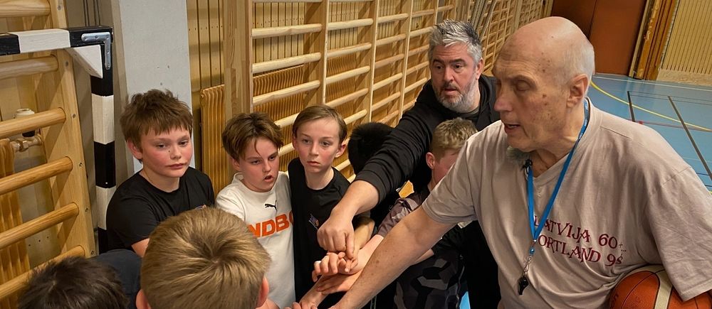 Lagmedlemmar i Söderköping Basket tränar i Ramunderhallen