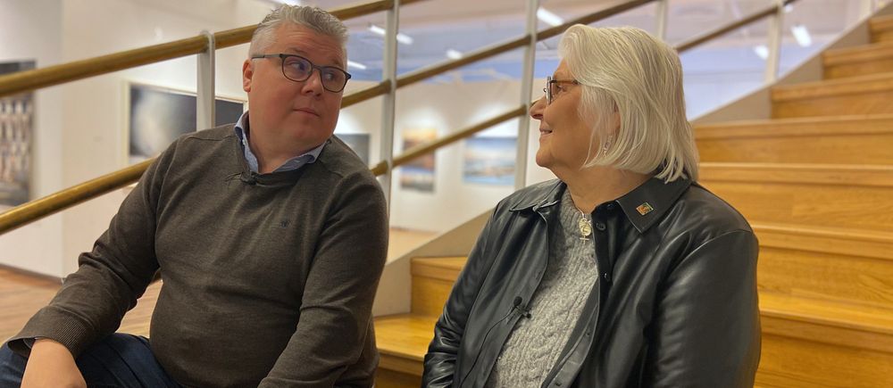 Två personer sitter i en trappa på Sandgrund i Karlstad