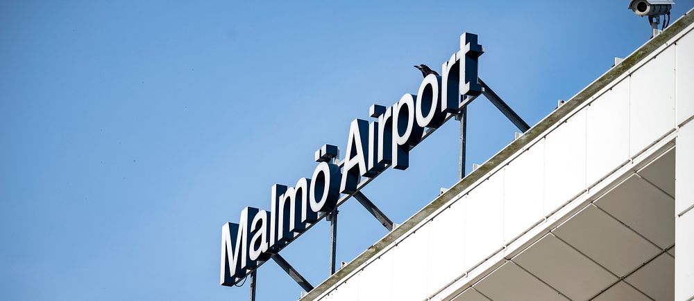 Malmö Airport skylt mot blå himmel.