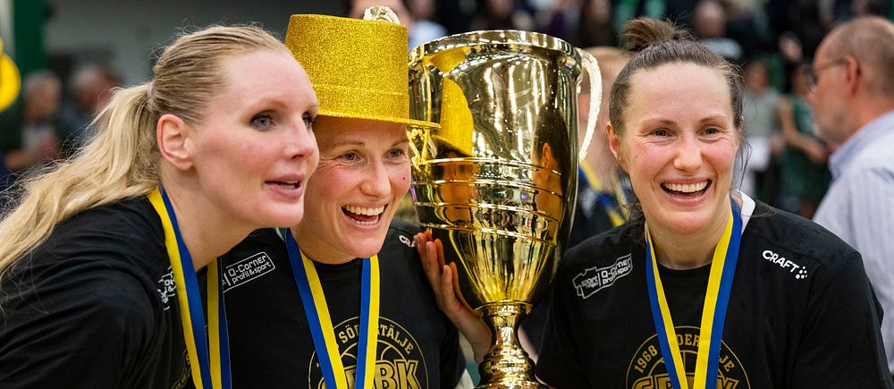 Louice Halvarsson, Elin Eldebrink och Frida Eldebrink firar SM-guldet i basket.