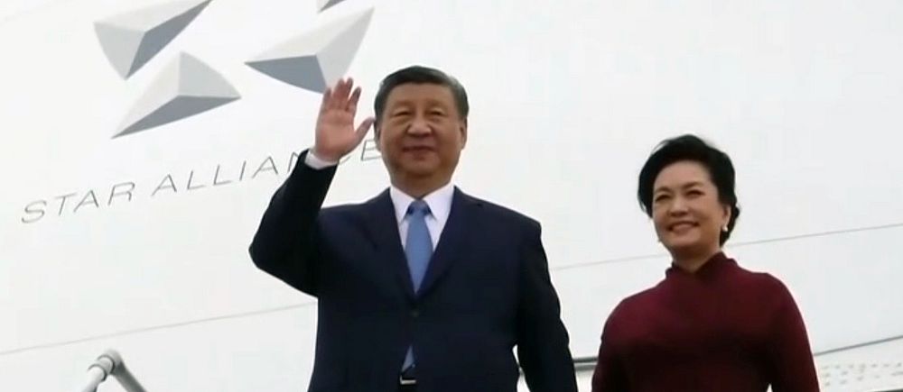 Xi Jinping med fru kliver av flygplan