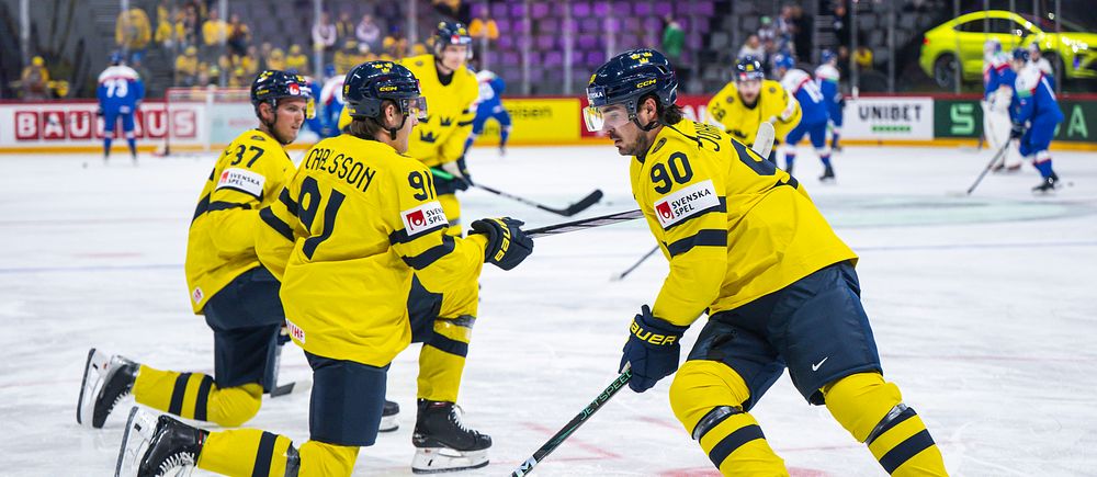 Tre svenska ishockeyspelare värmer upp på isen inför match mot Finland.