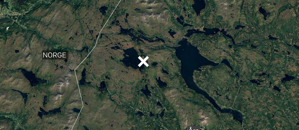 Grön karta över västra Jämtland och Norge. Ett vitt kryss markerar platsen för en skoterolycka