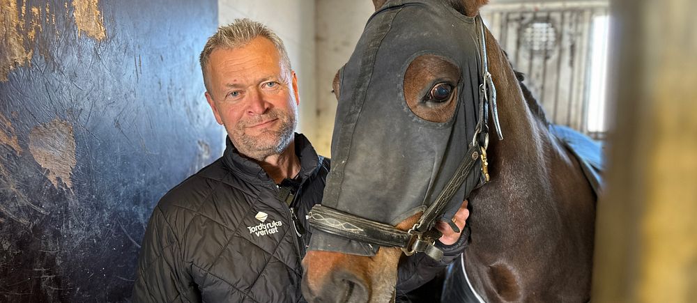 Banveterinär Anders Karlsson på Umåker med hästen Apri Broline.