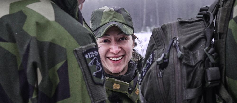 31-åriga Julia Johannesson från Leksand har satt på sig militäruniformen och är på väg ut på övning med Dalregementsgruppen.