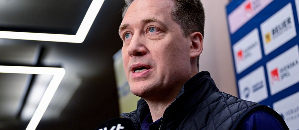 En hockeyspelare intervjuas av SVT framför en sponsortavla.