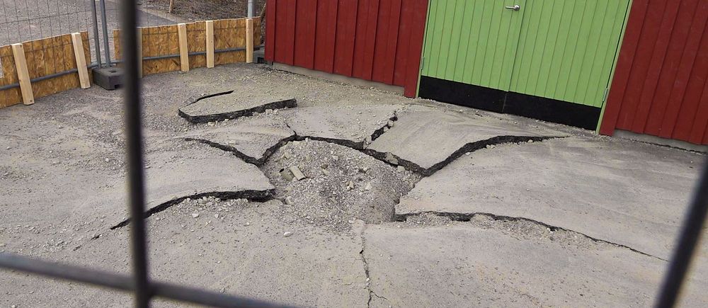 under arbete skapades en stor krater i marken på en förskola i Falun