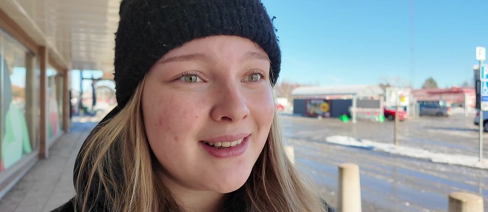Framför en matbutik i soligt väder, snön smälter.