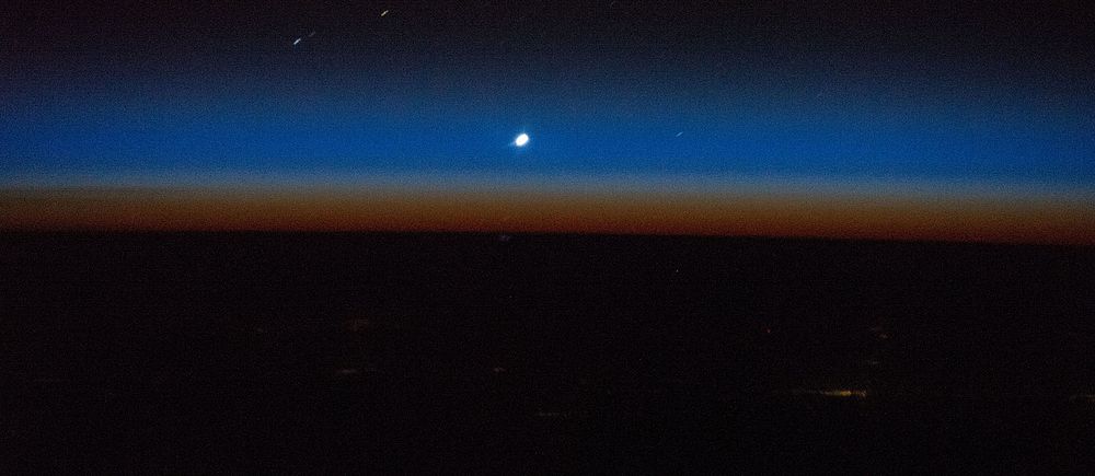 En bild på Venus i fjärran, sett från jordens yta.