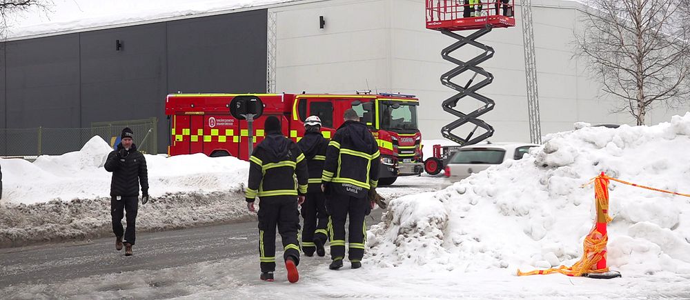 Brandmän utanför brandstationen i Umeå efter takraset