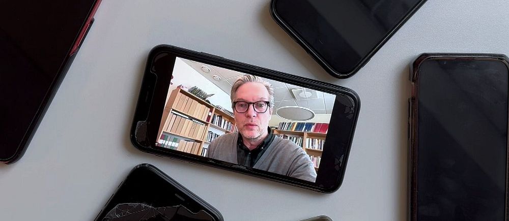 Sex mobiltelefoner placerade i en cirkel; en visar en videosamtal med en man.