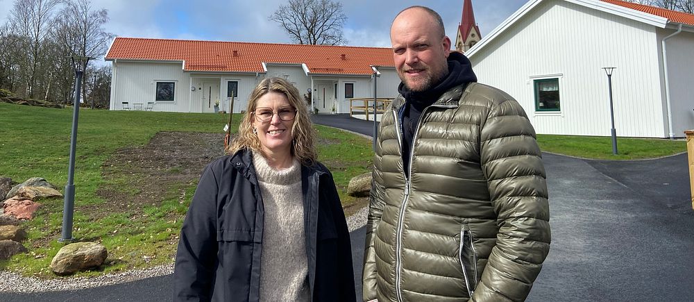 Andreas och Pia ANdersson står framför lägenheterna i Gödestad som de fick kämpa mot byggnadsnämnden för att få bygglov till.