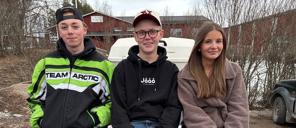 Tre ungdomar sittandes på en a-traktor. Theodor Sjödin till vänster, Dante Vårlin i mitten och Signe Vesterlund till höger.