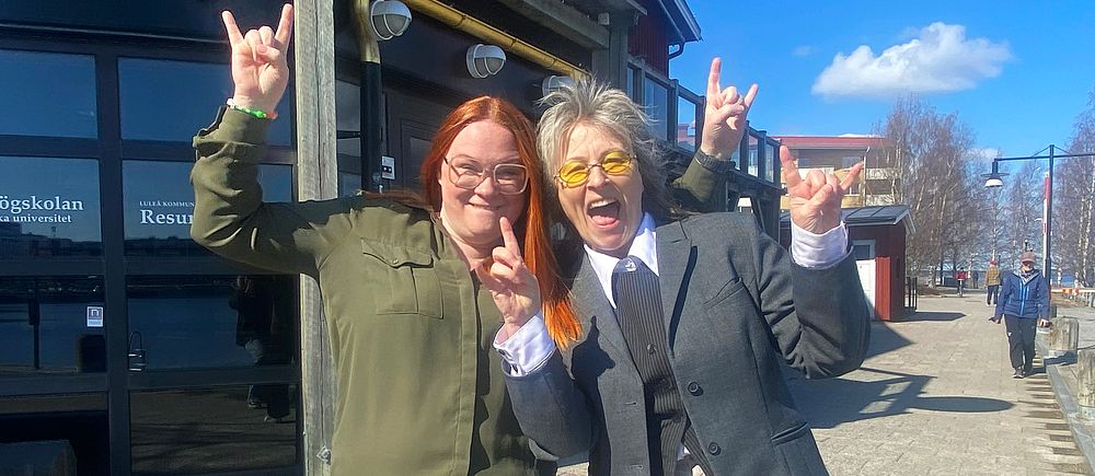 Sanne Renberg Nyström och Gunilla Röör ler mot kameran framför Norrbottensteatern.