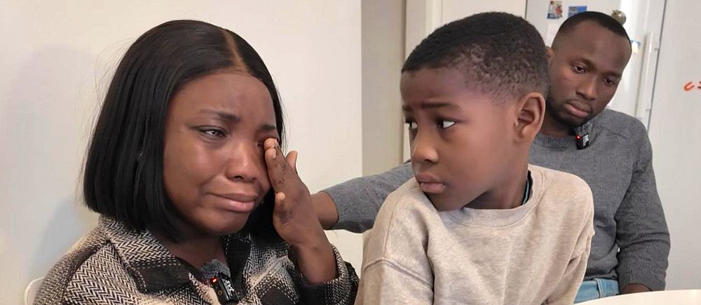 Adesola Oguntuyi, hennes man Akin och sonen Nathanr sitter vid ett bord.