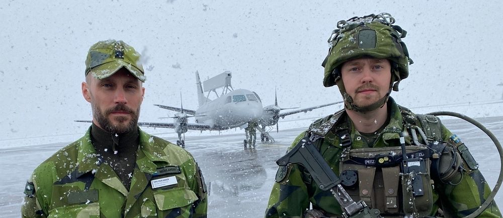 stf bataljonschef Erik Mohlander och kompanichef Robert Daremo framför radarspaningsflyget
