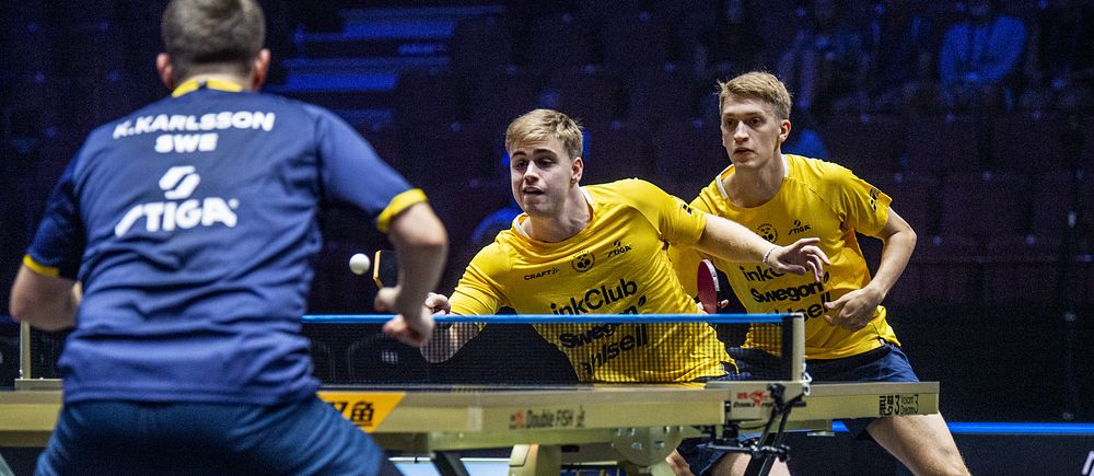 Svenska bordtennisspelare i dubbelmatch under en internationell tävling.