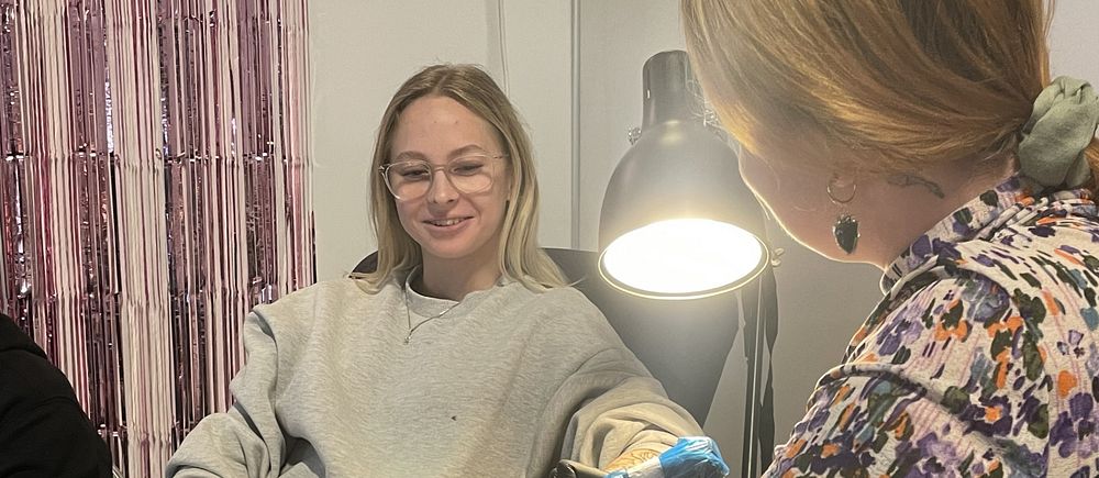Tatueringsmässan lockade många, stora som stå till att skaffa nya tatueringar.