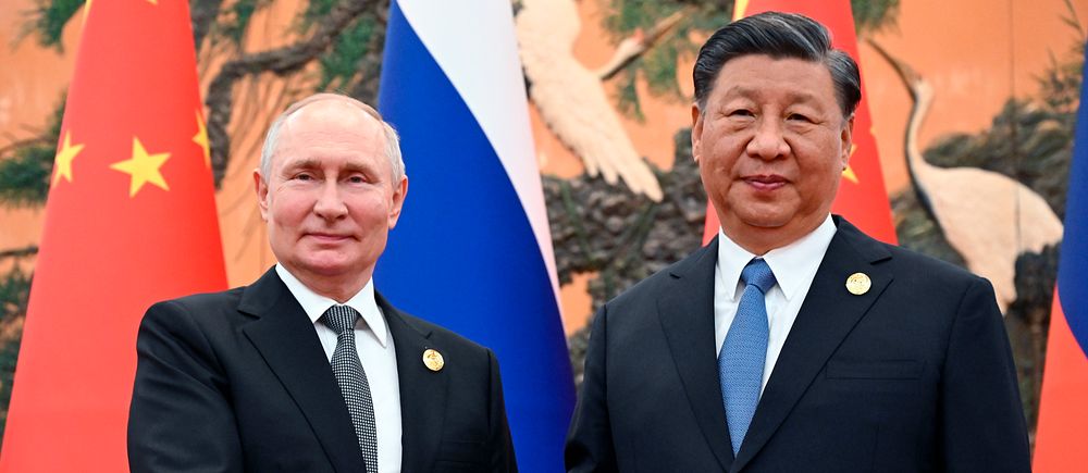 T.h Vladimir Putin, t.h Xi Jinping