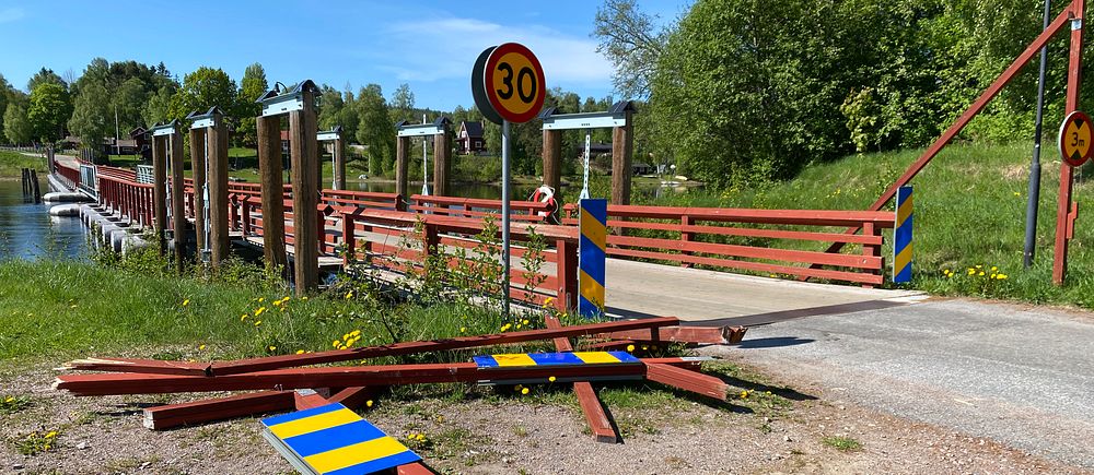 Flottbron i Gagnef, skyddsportalen påkörd och ligger trasig på marken.