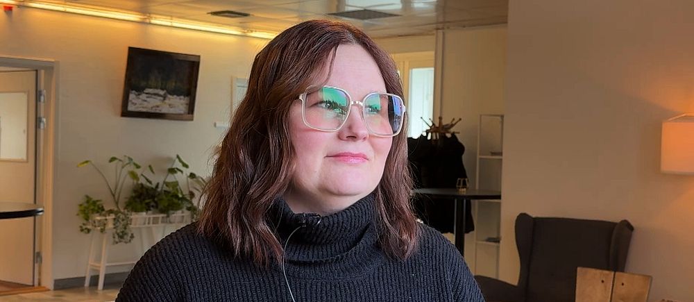 Lisa Lindh blir intervjuad.