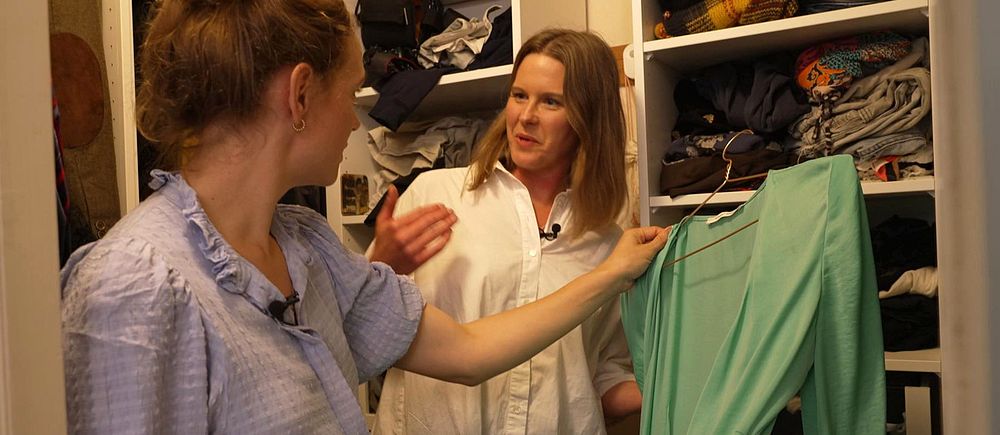 Jennie Dahlén, expert på hållbart mode, går igenom reporterns garderob.