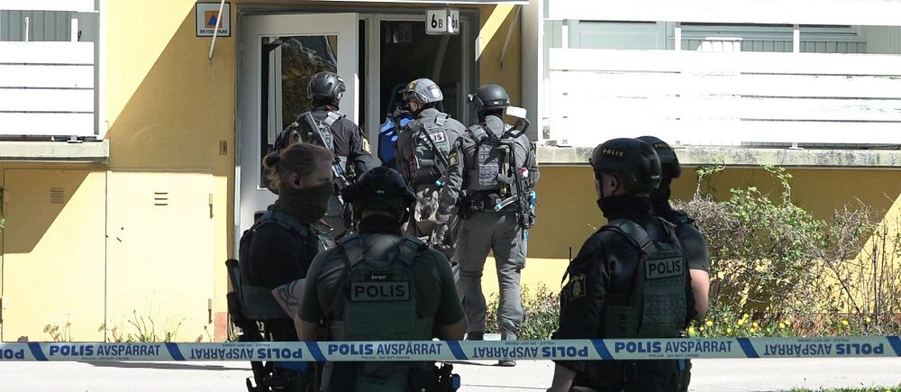Polisens insatsstyrka går in för att öva i ett lägenhetshus i Hällefors