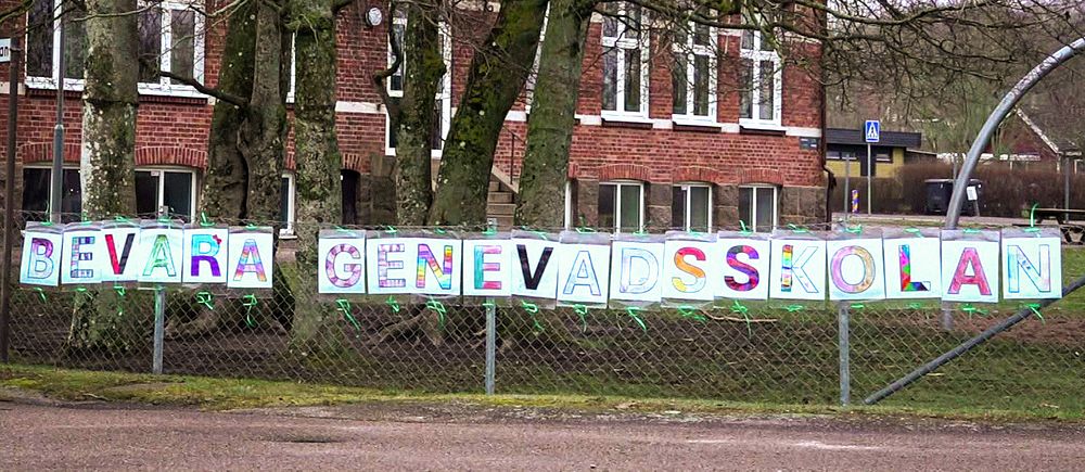 En protestskylt utanför Genevadsskolan i Laholm.