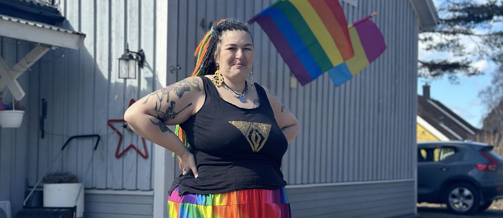 Här står Ida Koch med ett leende på läpparna efter att ha satt upp de nya Prideflaggorna.