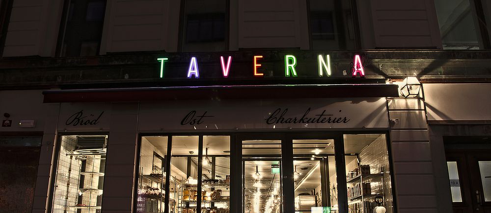 Exteriör i mörker på restaurang Taverna Brillo