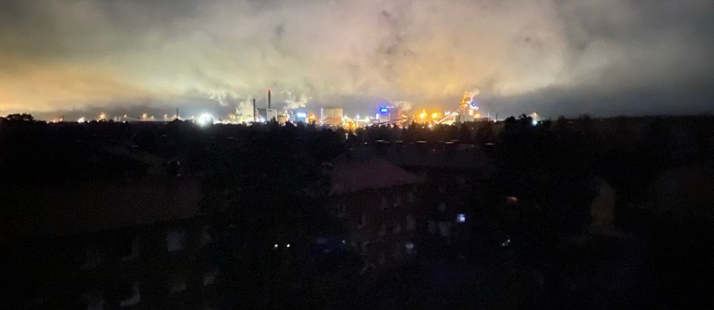 Luleå i mörker, industriområde med lampor tända
