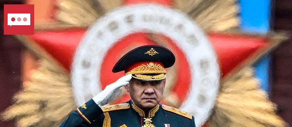Tidigare ryske försvarsministern gör honnör.