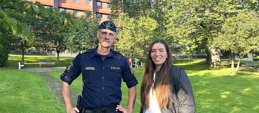 Polisen Henrik Blusi och kommunens trygghetssamordnare Sofie Ax i Norrmalmsparken i Sundsvall.