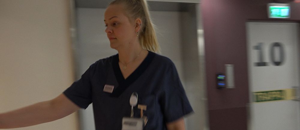 Sjuksköterskan Miichaela Samuelsson på väg till jobbet