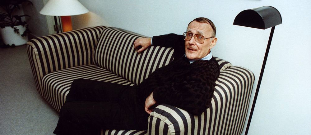Arkivbild på Ingvar Kamprad i soffa,