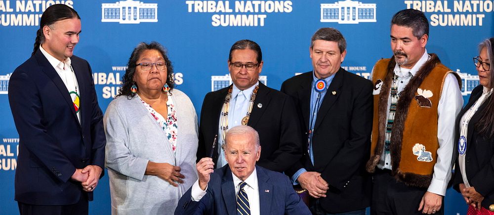 Joe Biden och representanter för urfolken.
