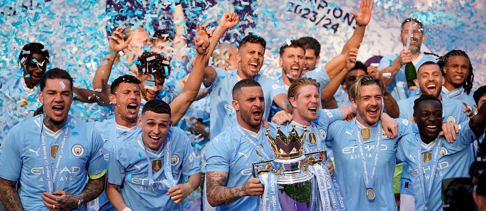 Manchester City lyfter pokalen efter att ha säkrat engelska ligatiteln