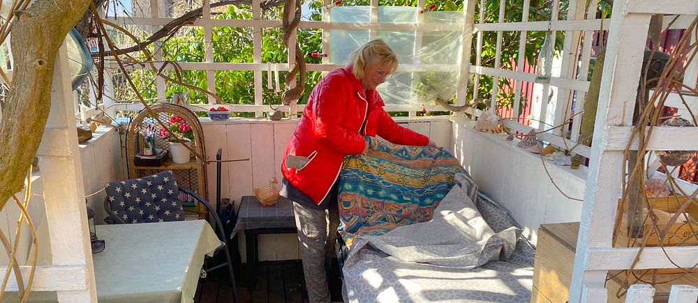 Anschen Berggren bäddar sin utesäng som hon sovit i i över 40 år.