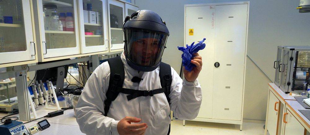 Man i skyddsdräkt i snustillverkningslokal