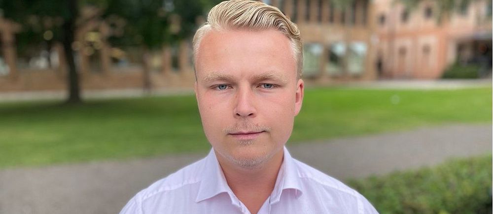 en blond politiker – daniel lönn (SD) står utomhus