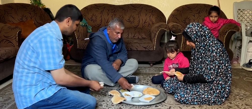 Palestinsk familj äter libabröd.