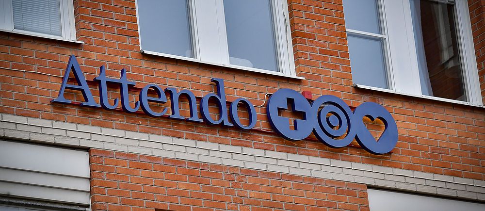 Attendo-logotyp på tegelbyggnad.