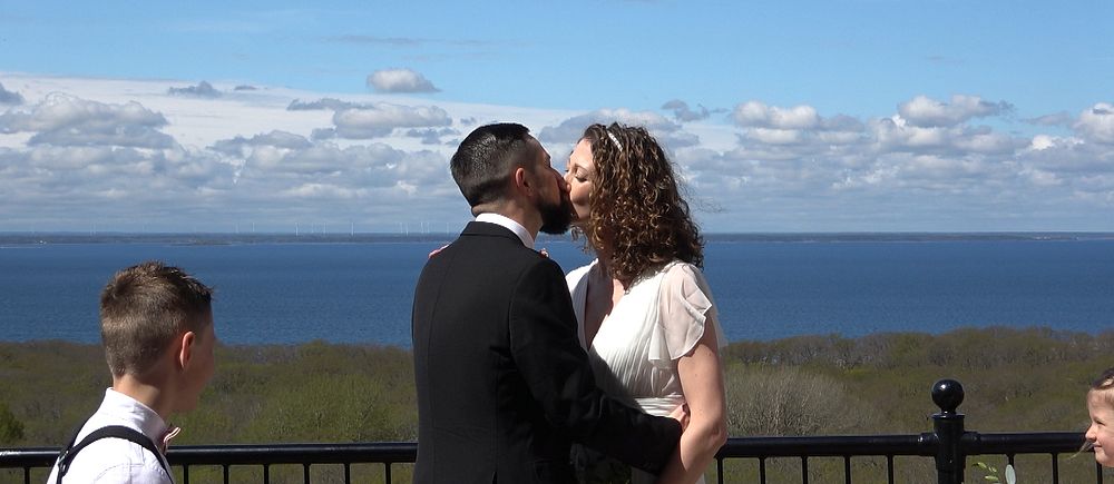 Ett par kyssar varandra med utsikt över Öland