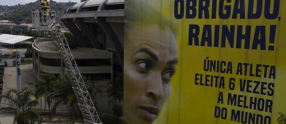 Legendaren Marta uppvaktas med en jättelik banderoll utanför Maracana-stadion i Rio de Janeiro.
