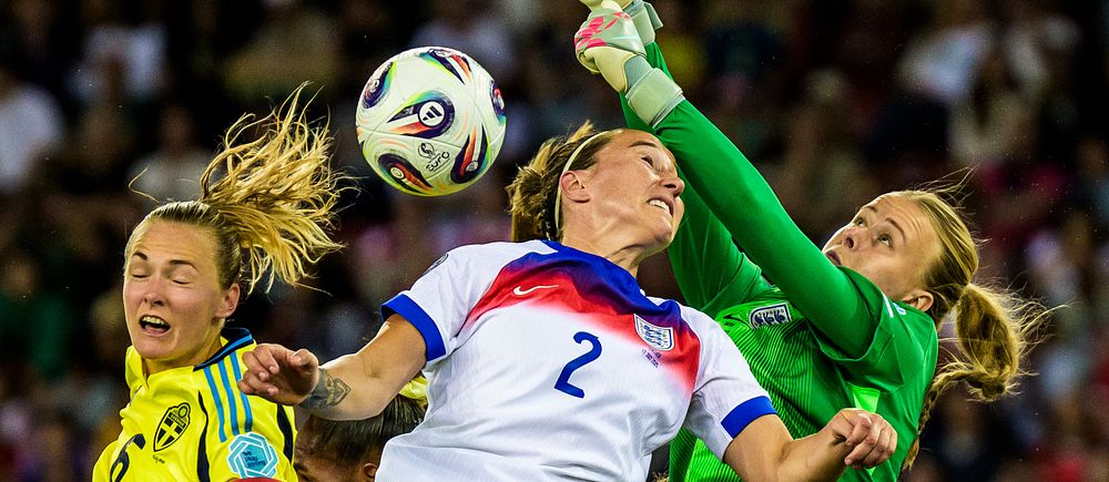 Svensk målvakt i duell med engelsk spelare under fotbolls-EM-match mellan Sverige och England